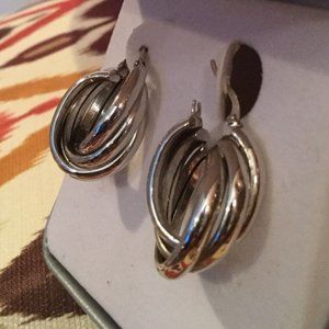 🎇🎇14kt WHITE GOLD GRADUATED RIBBED EARRING🎇🎇